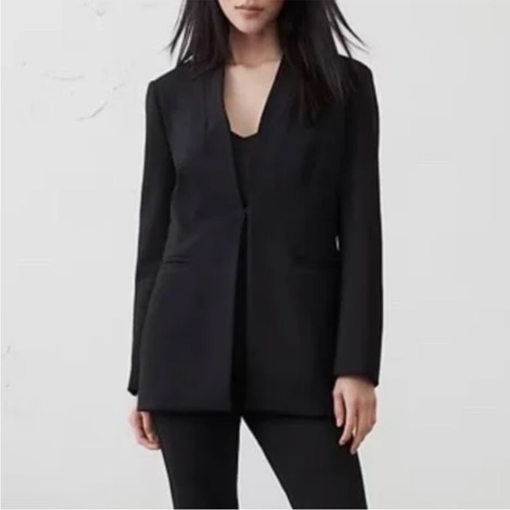 Banana Republic- Modern Ponte Collarless Black Blazer. Size: 4P